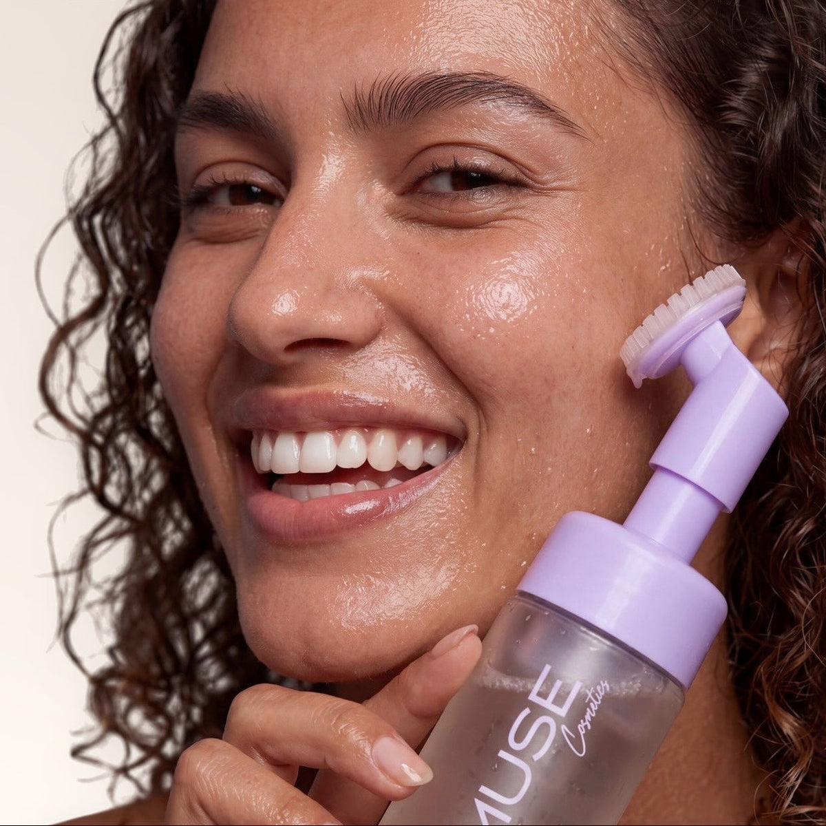 Key ingredients in the MUSE cleansing foam - coconut-derived foaming agents, fruit acids, hyaluronic acid, glycerin